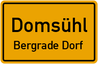 an Der Hauptstraße in DomsühlBergrade Dorf